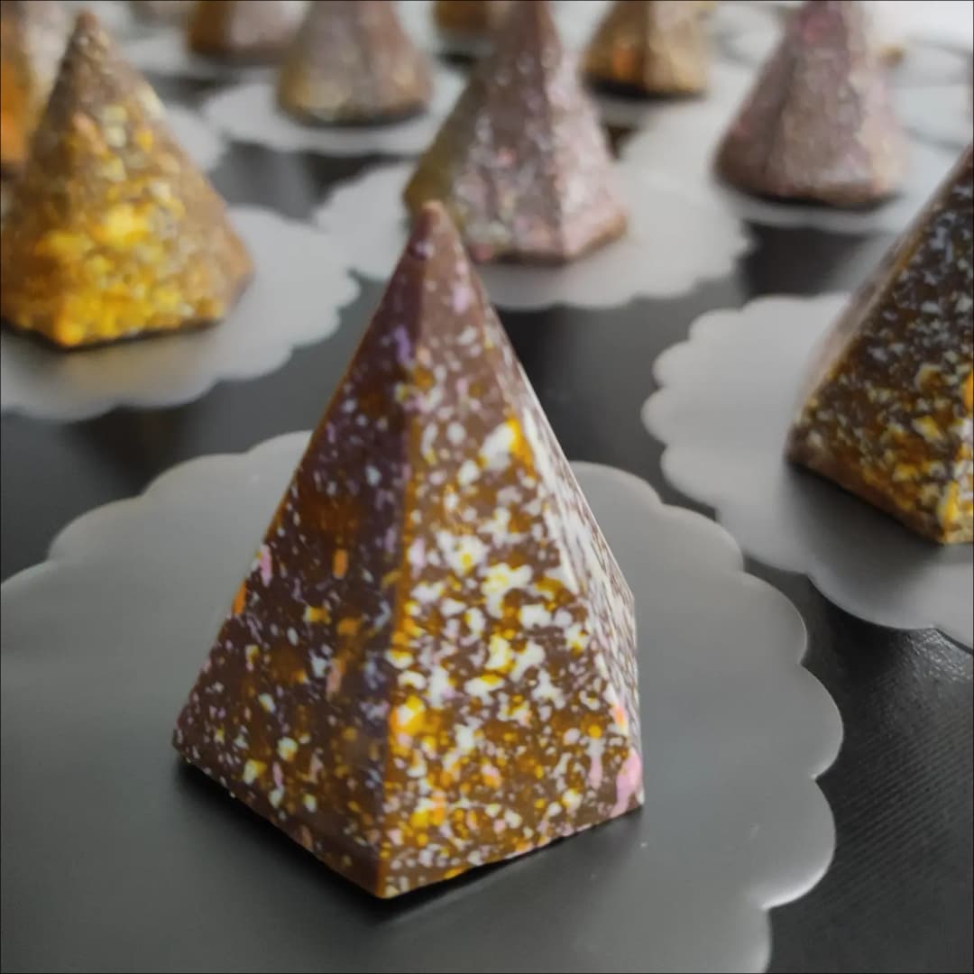 Bolo confeitado com frutas vermelhas.