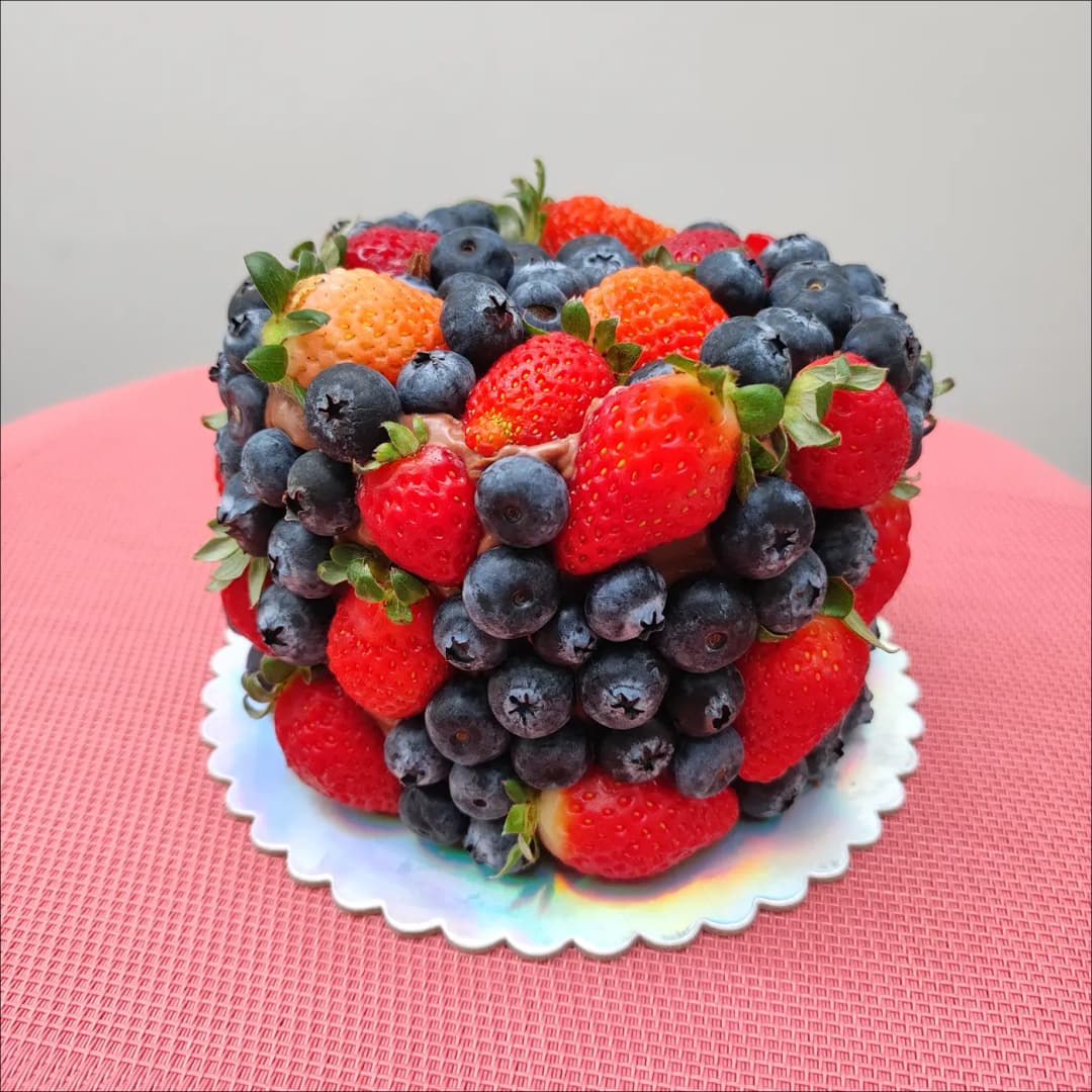 Mesa com variedade de doces finos.