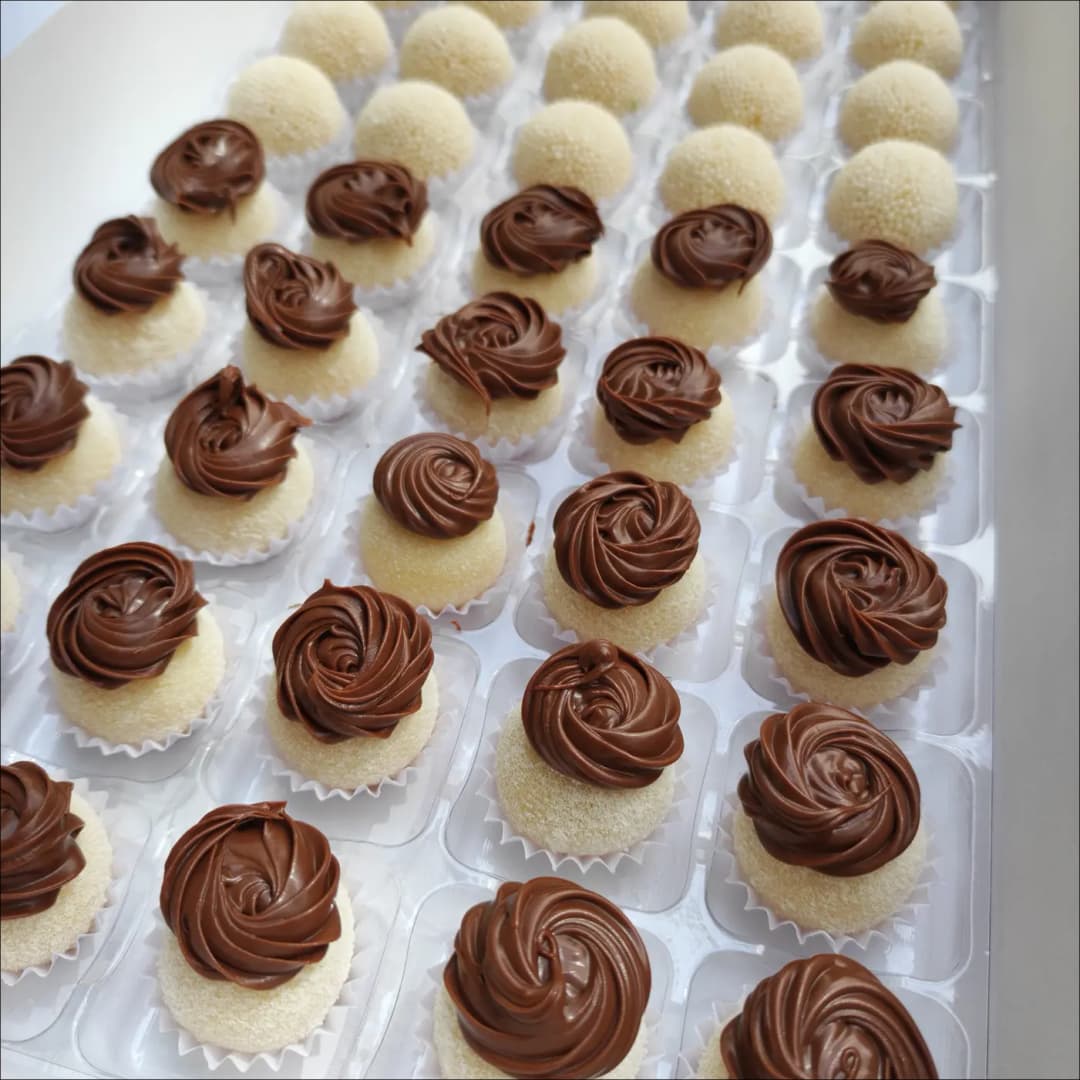 Diversos brigadeiros gourmet em forminhas.